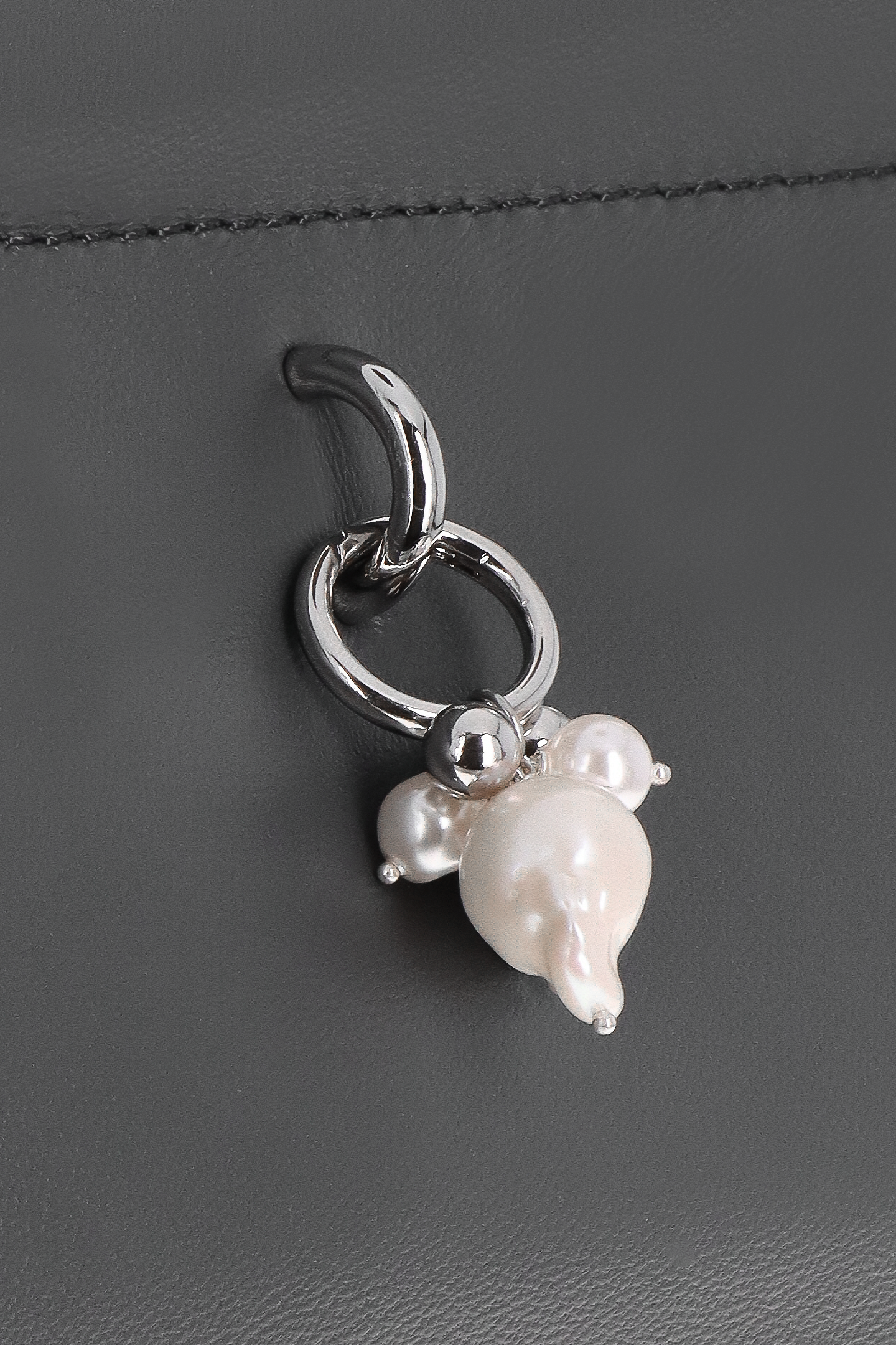 Sac Flor gris foncé + pendentif perles