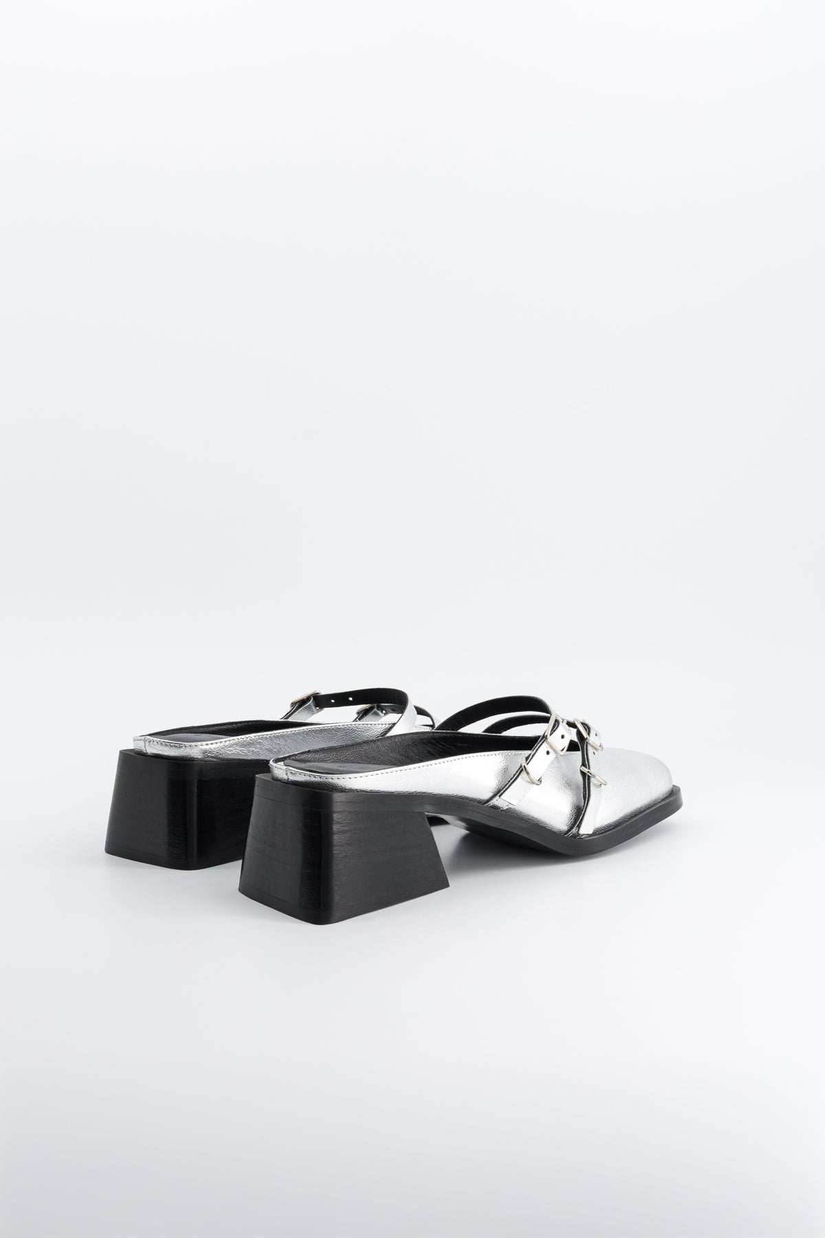 Justine Clenquet - Andie silver mules