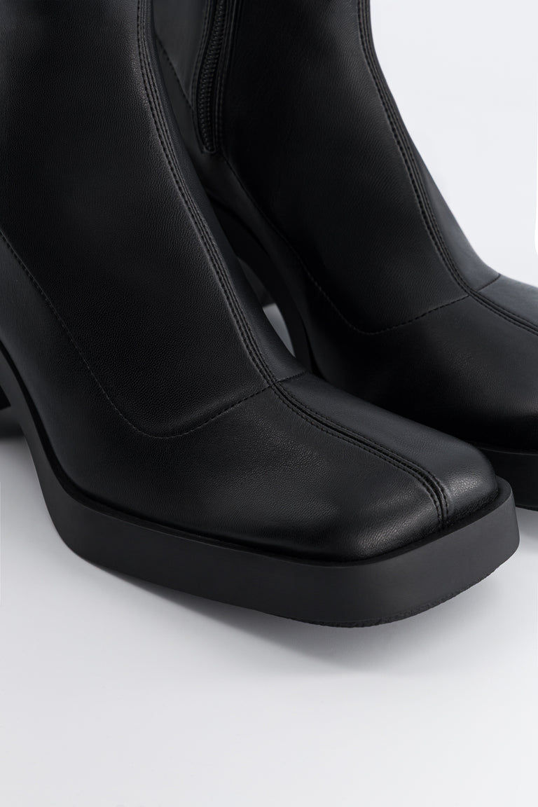 Chloë black boots